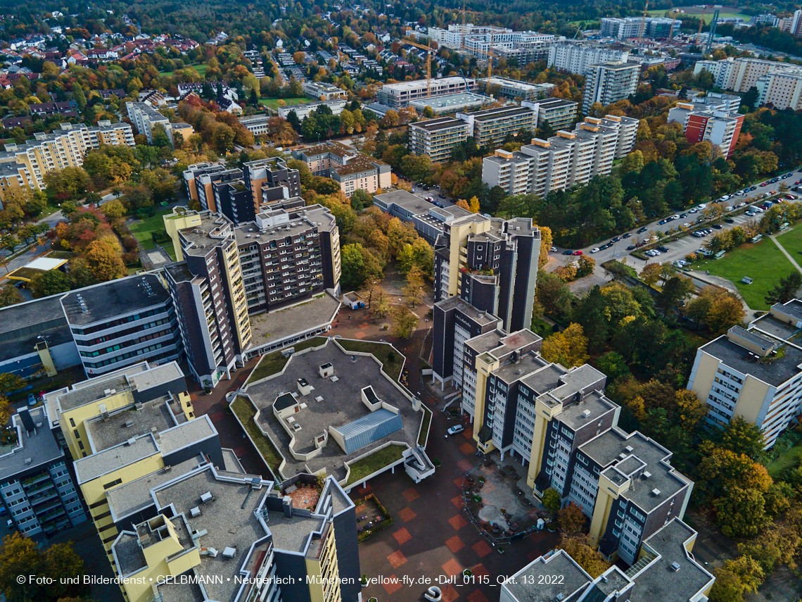 13.10.2022 - Das Marx-Zentrum und Wohnanlage Karl-Marx-Ring 52-62 in Neuperlach